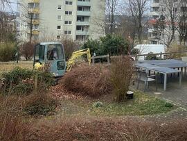 Ein Bagger steht im Garten