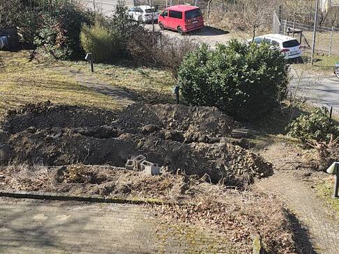Tiefe, lange Gräben auf dem Gelände.