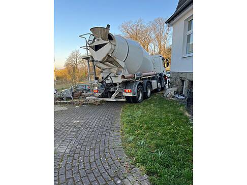 Ein Zementmischer rollt an.