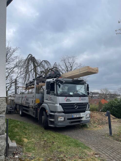 Der LKW mit Material kommt.