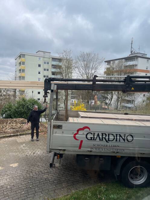Ein Mann weisst den LKW ein.