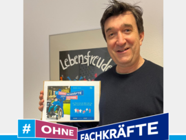 Jörg Bachmann mit einem Schild Ohne Fachkräfte keine Teilhabe