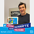 Jörg Bachmann mit einem Schild Ohne Fachkräfte keine Teilhabe