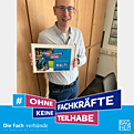 Sven Sieburg mit einem Schild in der Hand.