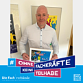 Stephan Thiel mit einem Bild in der Hand.