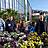 Gruppenfoto zwischen Blumen.