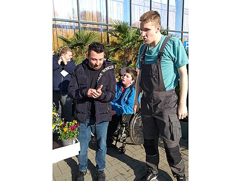 Mehrere Personen im Gartencenter