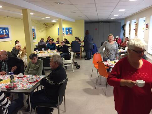 Viele Menschen in einem großen Raum.