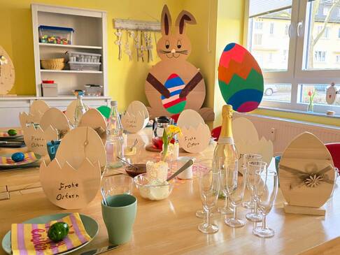 Bild eins zeigt einen geschmückten Ostertisch