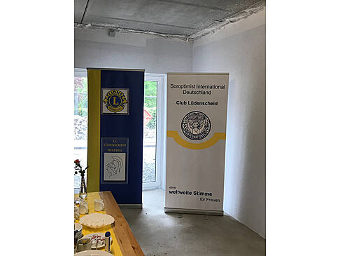 Zwei große Werbebanner stehen in einem Raum.
