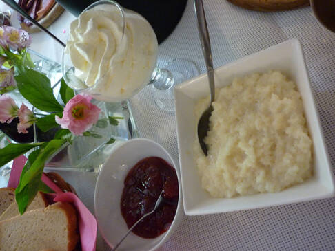 Mehrere Schalen auf dem Tisch mit Kischen;Sahne und Milchreis