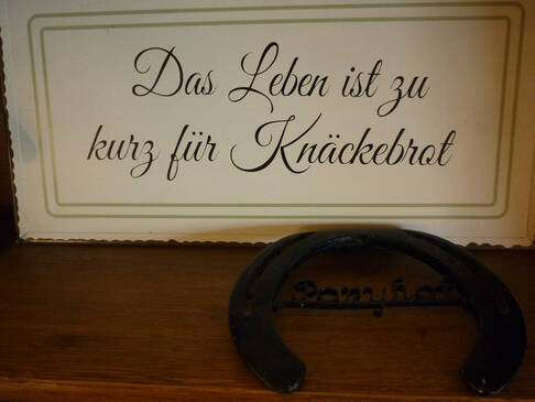 Ein Schild mit den Worten: Das Leben ist zu kurz für Knäckebrot.