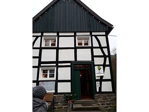 Ein Fachwerkhaus mit einer grünen Tür.