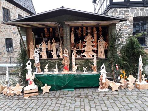 Eine Hütte mit Holzschnitzereien