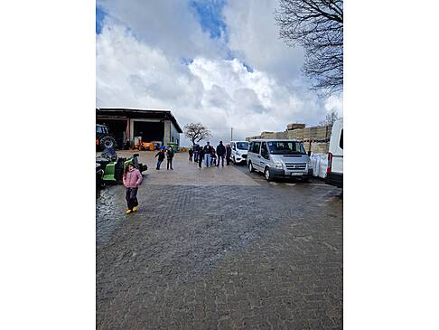 Bild eins zeigt Kinder und Erwachsene