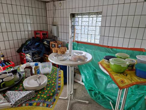 Bild sieben zeigt ein Snackbufffet