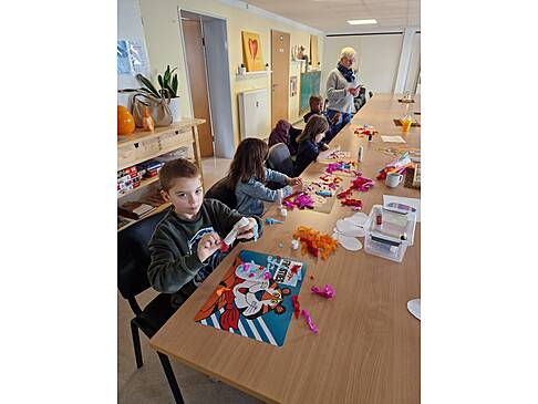 Bild elf zeigt Kinder an einm Tisch