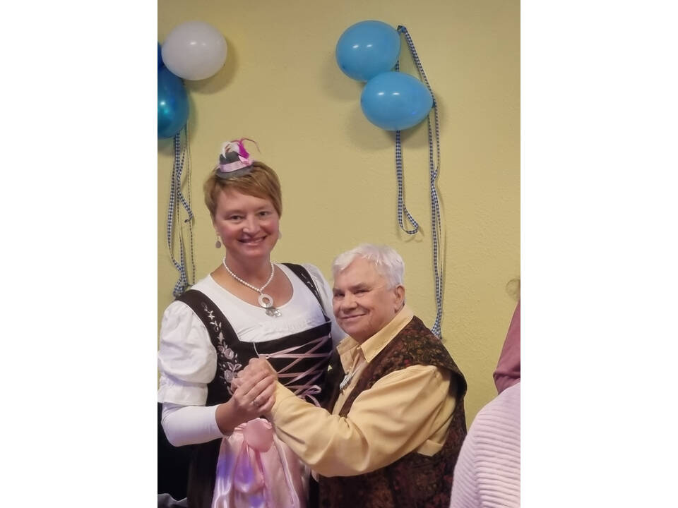 Eine Frau tanz mit einem Mann.
