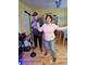 Ein Mann und eine Frau stehen in einem Raum und singen.