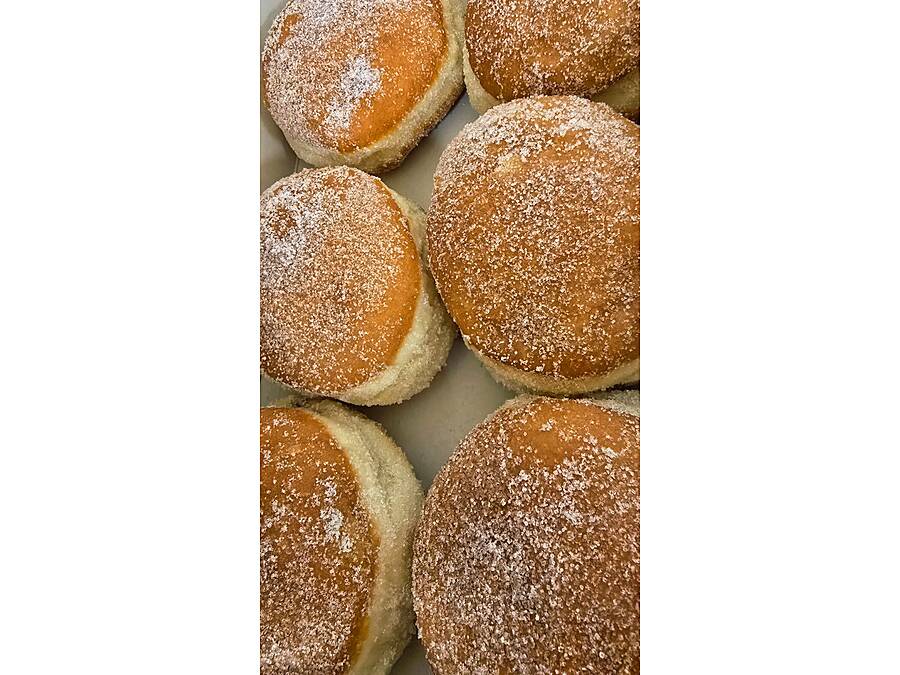 auf dem Bild sieht man sechs Berliner als Karnevalsgebäck