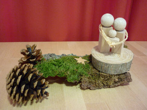 Eine Figur auf einer Baumrinde.