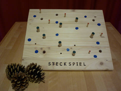 Ein Steckspiel aus Holz.