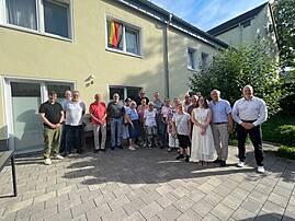 Gruppenfoto der Anwesenden der Mitgliederversammlung der Lebenshilfe Lüdenscheid – Märkischer Kreis e.V. am 23. Juni 2026; sie stehen vor einem hellgrünen Gebäude im Freien und schauen in die Kamera.