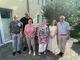Der wiedergewählte Aufsichtsrat der Lebenshilfe Lüdenscheid – Märkischer Kreis e.V. posiert für ein Gruppenfoto im Freien vor einem Gebäude: von links Christoph Loos, Stefan Wengst, Martina Merkert, Sibyll Hölscher-Medernach, Lisa Sturm-Benkenstein und Dr. Wolfgang Schröder.