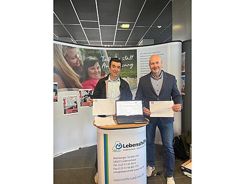 Stephan Thiel (rechts) und Jörg Bachmann (links) aus dem Vorstand der Lebenshilfe Lüdenscheid – Märkischer Kreis