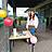 Eine Frau steht an einem Infostand.