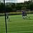Personen spielen Fussball.