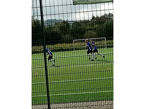 Personen spielen Fussball.