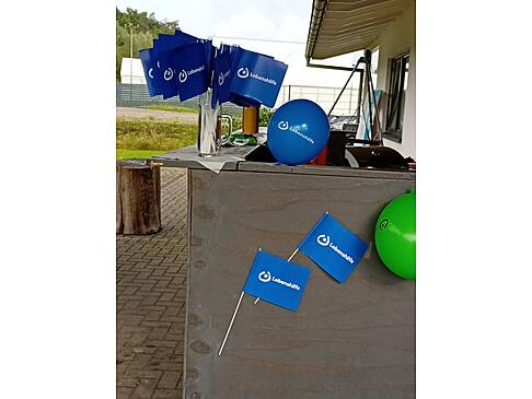 Lebenshilfe Fahnen und Ballons an einem Infostand.
