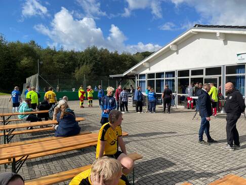 Dass Clubhaus und Personen davor.