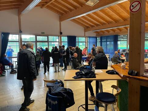 Personen im Clubhaus