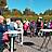 Viele Personen stehen draussen in der Sonne.
