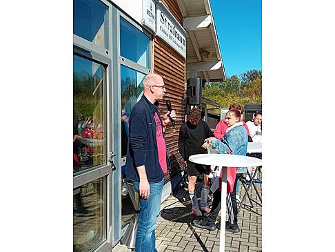 Ein Mann spricht in ein Mikrofon.