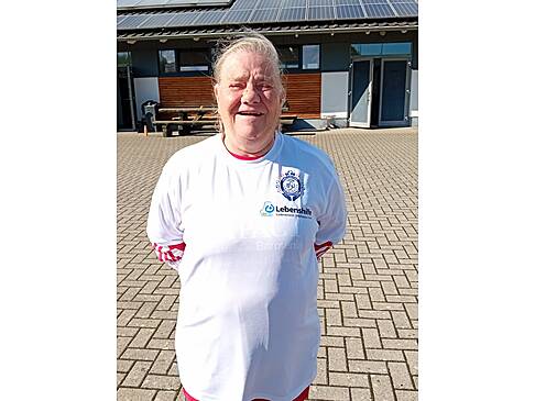 Ein Mann mit einem weißen T-Shirt.