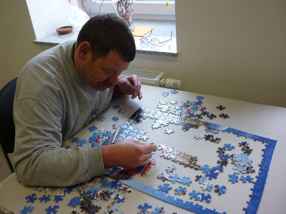 Ein Mann puzzelt.