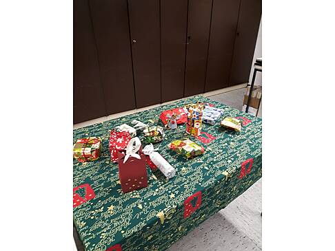Geschenke liegen auf einem Tisch.