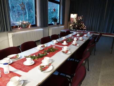 Ein festlich gedekter Tisch in rottönen.