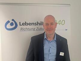 Bild eins zeigt Stephan Thiel, Vorstandsvorsitzender der Lebenshilfe Lüdenscheid – Märkischer Kreis