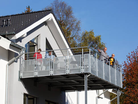 Menschen auf dem Balkon.