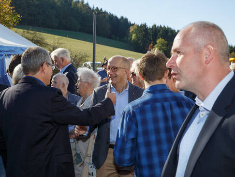 Mehrere Menschen draussen.