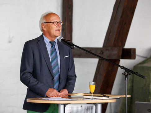 Mann redet.