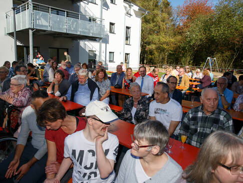 Viele Menschen draussen.