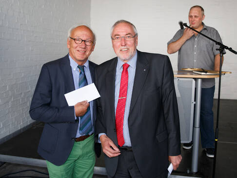 Zwei Männer mit Scheck.
