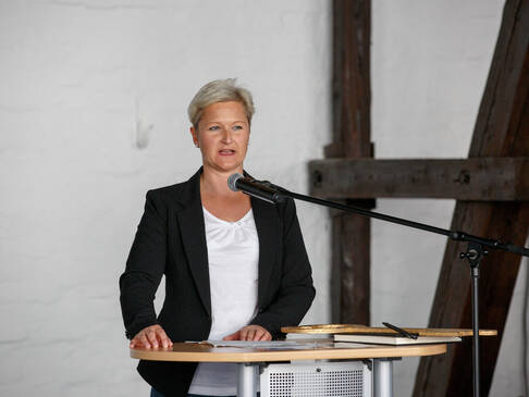 Frau spricht.
