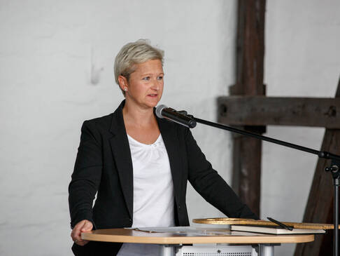 Frau spricht.