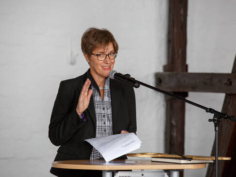 Frau spricht.